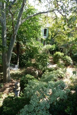 Photo Gte de sjour Villeneuve les avignon Villeneuve les avignon dans un jardin  ... 
