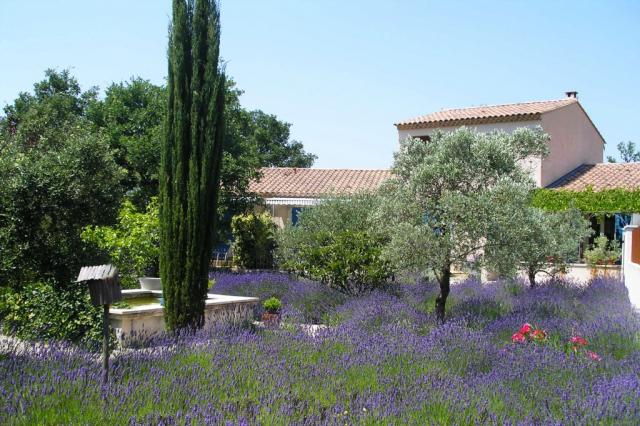  Le clos des lavandes- charming bed and... 